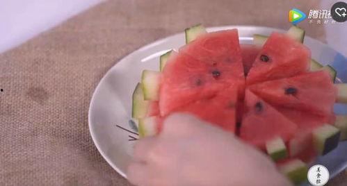 小胖挑战花式吃瓜,趣味横生的夏日美食之旅
